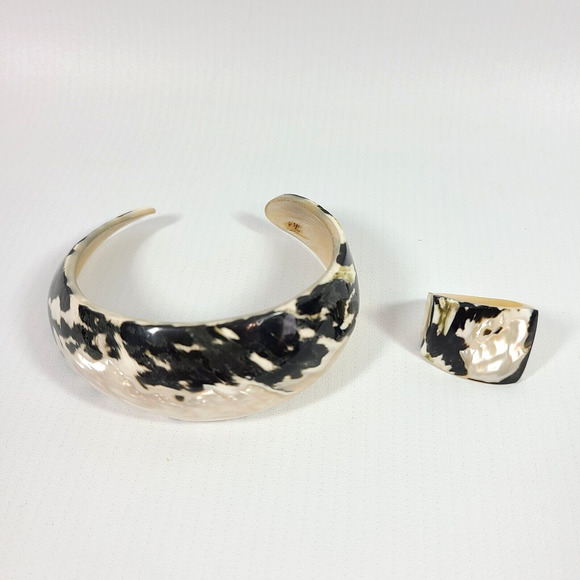 Vintage Black White Shell Cuff Bracelet and Ring Carved From Single Piece - Picture 1 of 12